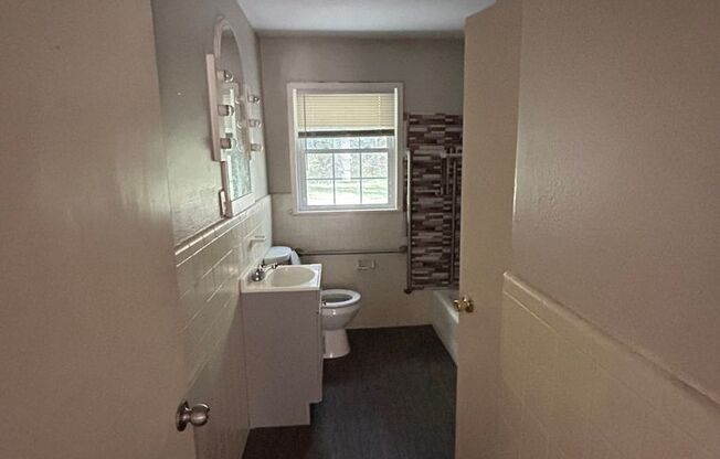 3 beds, 1 bath, $1,000