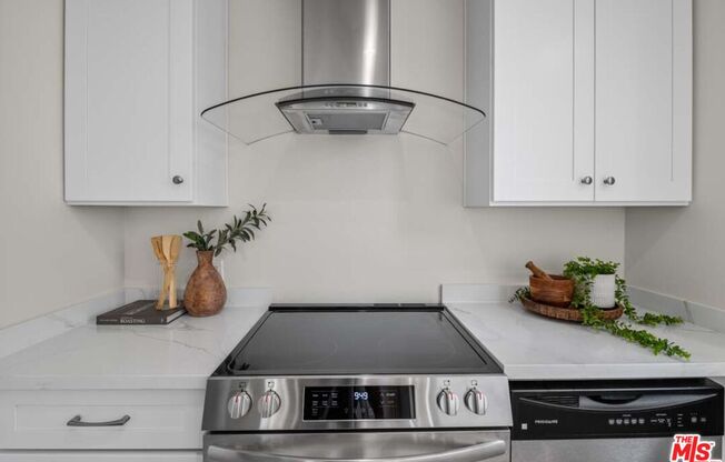 2 beds, 2 baths, 900 sqft, $4,000, Unit 806