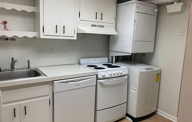 2 beds, 1 bath, $1,625, Unit F06