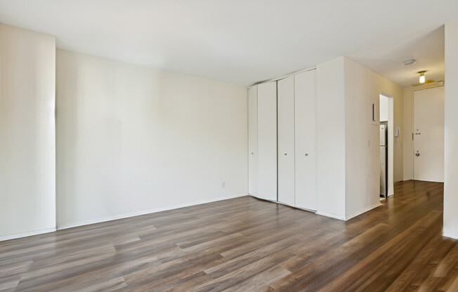 Studio, 1 bath, 400 sqft, $3,300, Unit 10J