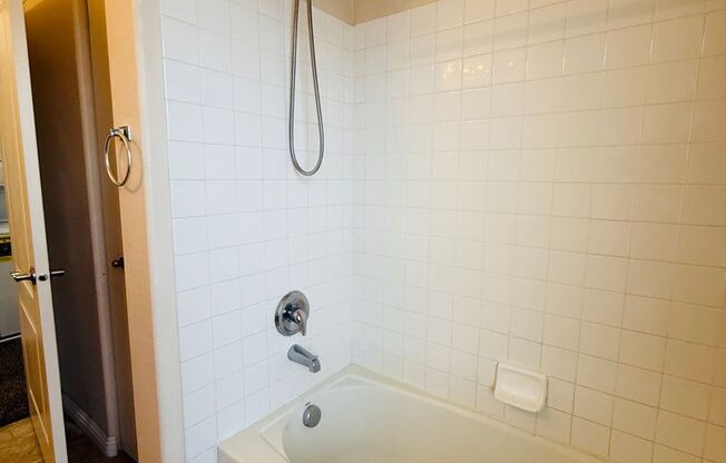 3 beds, 2 baths, $1,899, Unit # 2221