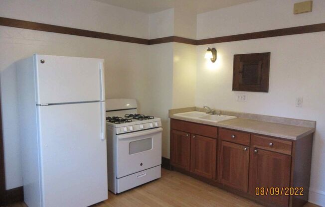 2 beds, 1 bath, 800 sqft, $950, Unit 2