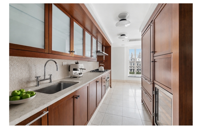 140 E 63 ST