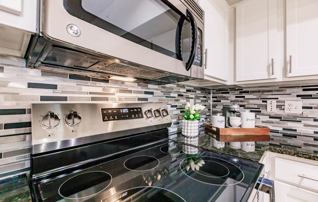 2 beds, 2 baths, 1,100 sqft, $3,285