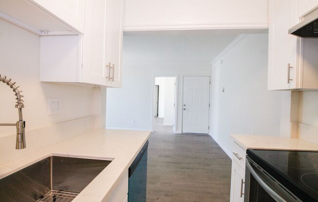 (6075) 15339 Weddington St.