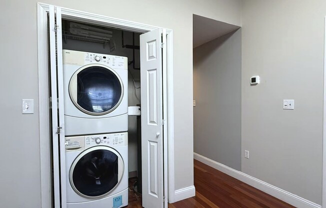 2 beds, 1 bath, 993 sqft, $2,400, Unit 420