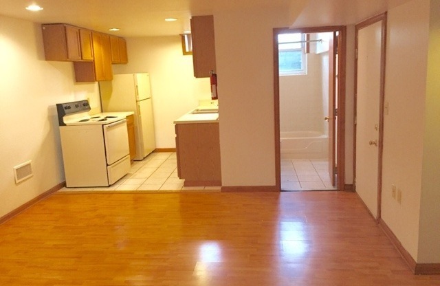 2 beds, 1 bath, $1,195, Unit 7