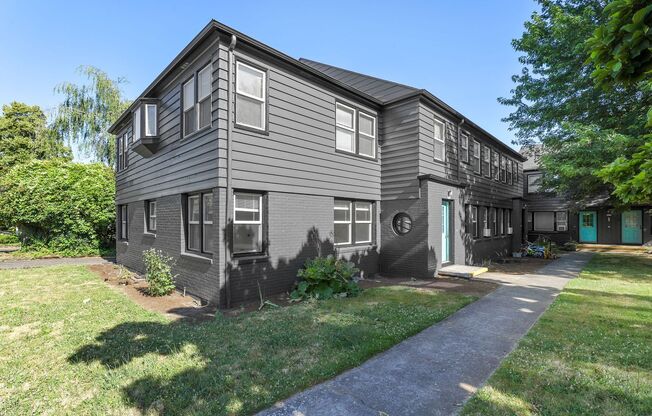 2 beds, 1 bath, 750 sqft, $1,660, Unit 2