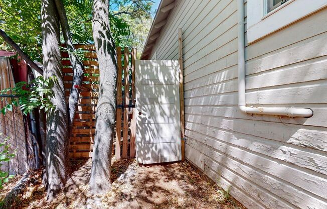 2 beds, 1 bath, 900 sqft, $1,400, Unit 823 11th Street NW