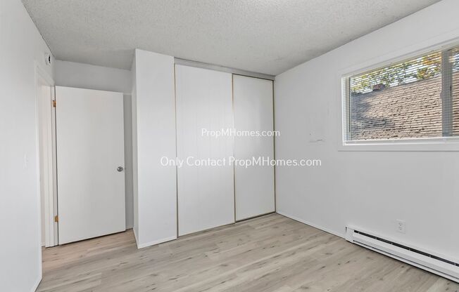 2 beds, 1 bath, $1,399, Unit 5504 SE Center Street  Unit D