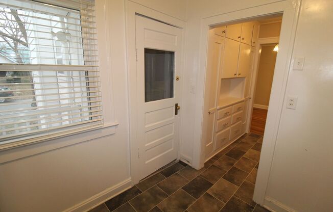 2 beds, 1 bath, $1,350, Unit 4007 BELL STREET