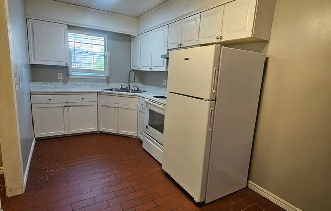 Studio, 1 bath, $800, Unit 115