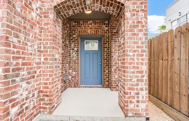 House with expansive rooftop deck overlooking Downtown!