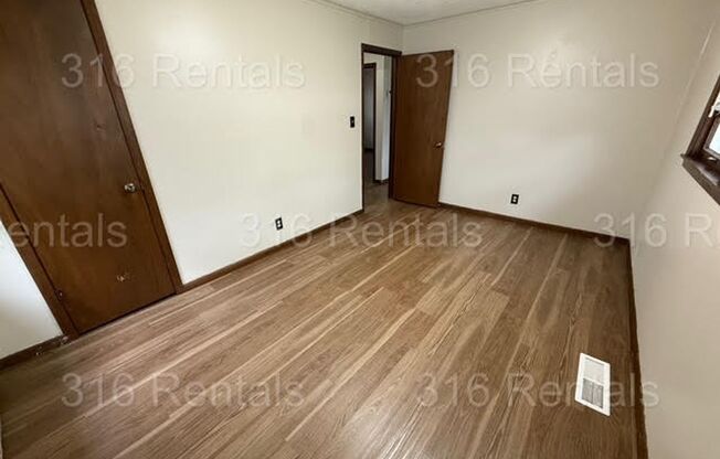 $1000 - 3 bedroom/ 1 bathroom - Gorgeous Home!