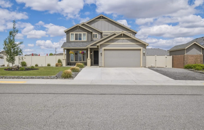 Beautiful Large Home on Corner Lot, Quincy!!