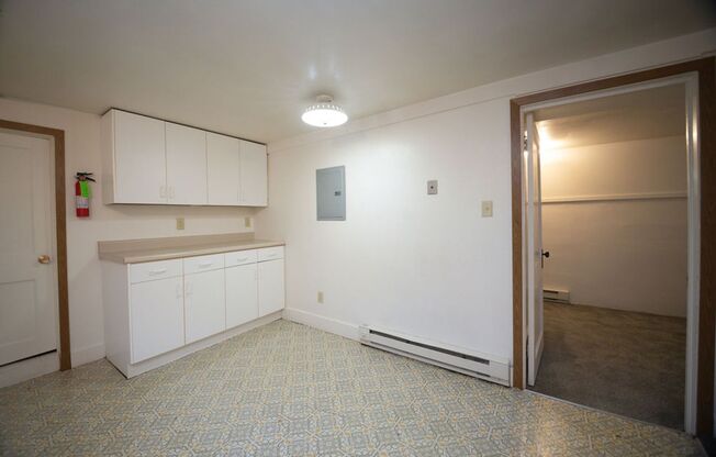 1 bed, 1 bath, 408 sqft, $1,300, Unit 512 1/2 S Loomis Ave