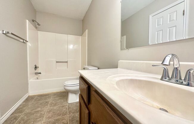 2 beds, 1 bath, 924 sqft, $1,075, Unit J3