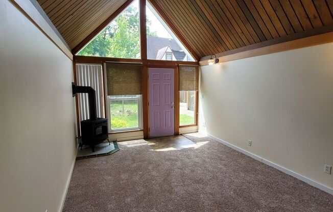 Cozy 2 Bed : 1Bath House Close to Schools