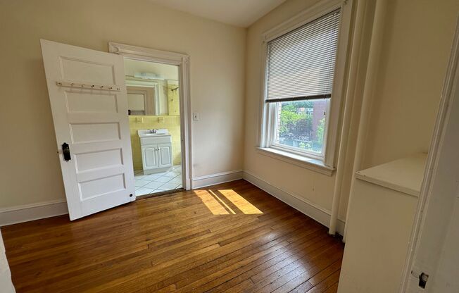 1 bed, 1 bath, 550 sqft, $2,400, Unit 31