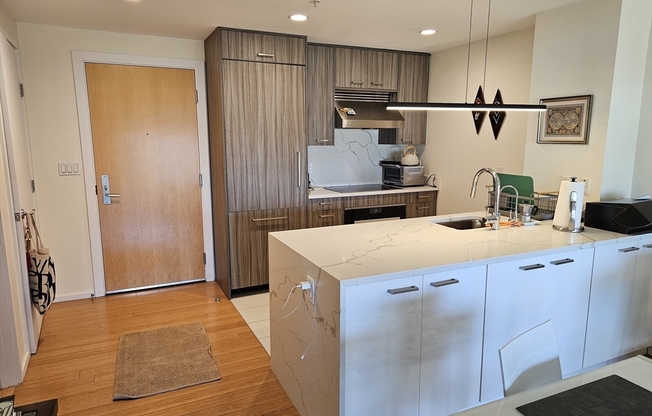 1 bed, 1 bath, 747 sqft, $3,450, Unit 707T
