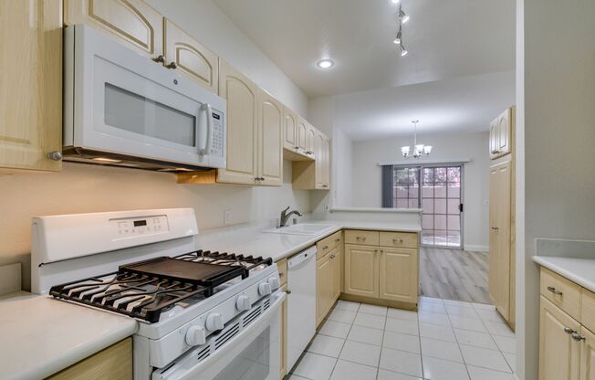 Charming 3-Bedroom Townhome in Stone Canyon, Henderson!