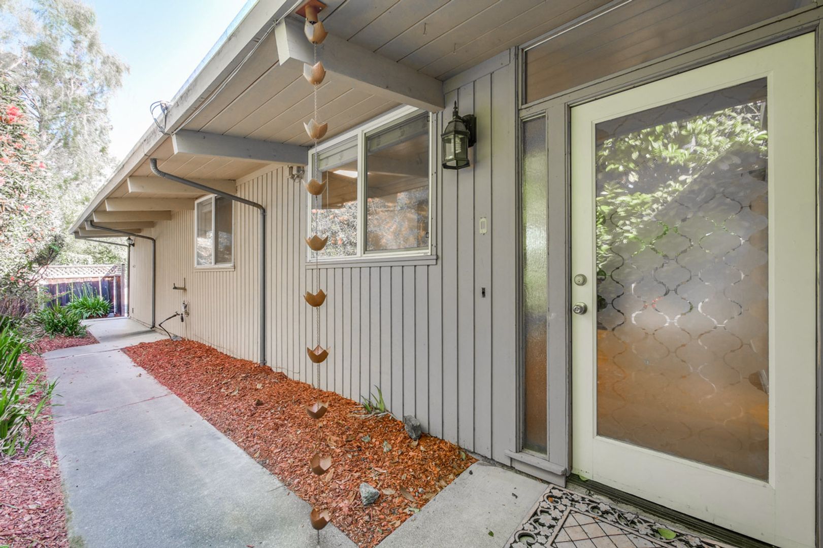 Mountain View Home l Spacious Open Layout Bright and Private Yard