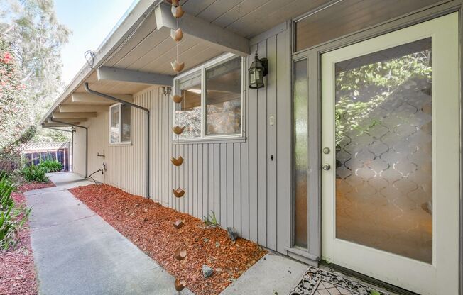 Mountain View Home l Spacious Open Layout Bright and Private Yard