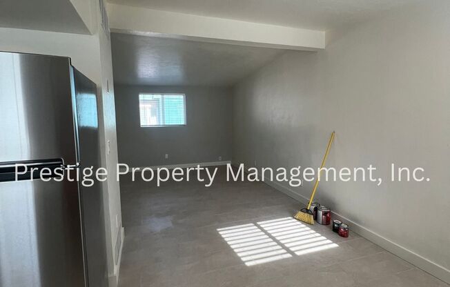 1/1 Remodeled Triplex Across from the UofA!