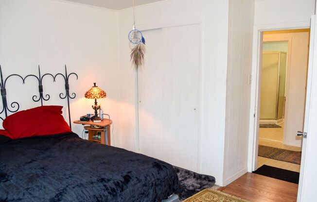 2 beds, 1 bath, $1,250