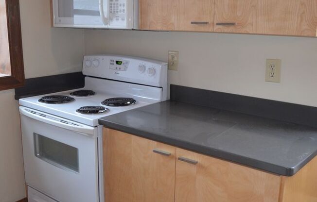 2 beds, 1 bath, $1,350, Unit Apt E