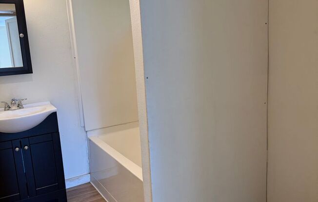 Centrally located 2 bed 1 bath upper level duplex