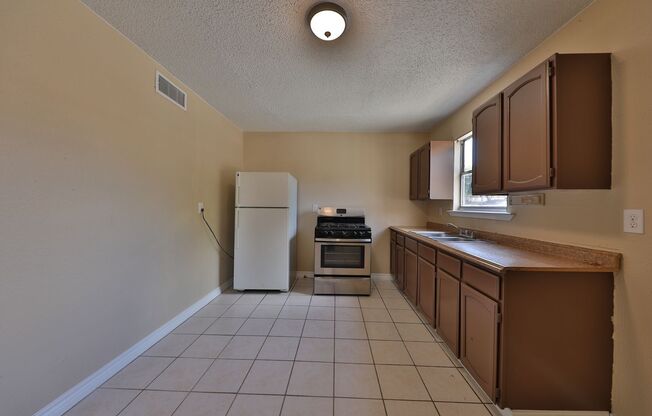 2 beds, 1 bath, $925, Unit 2