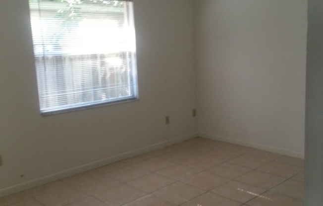 CUTE AFFORDABLE 2/2 DUPLEX off Michigan!
