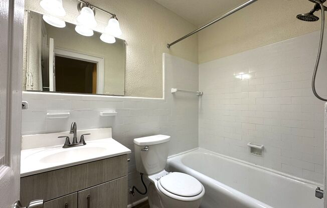 Studio, 1 bath, 450 sqft, $1,045, Unit Apt 407
