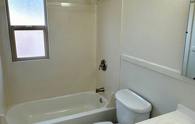 2 beds, 1 bath, $1,295, Unit 21-909