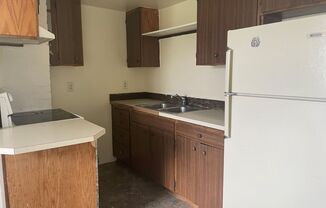 2 beds, 1 bath, $995, Unit B