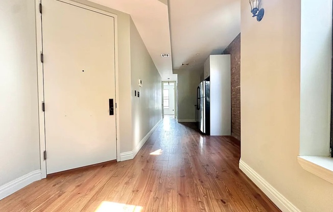 3 beds, 1 bath, $3,500, Unit 2R