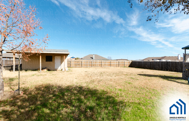 Lovely 3 bedroom, 2 bath home with fire place AVAILABLE NOW!