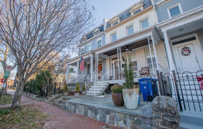 Cozy 1 BR/1 BA Apartment in H Street Corridor!