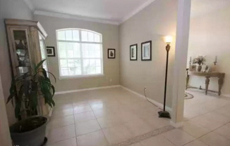 290 Leslie Ln
