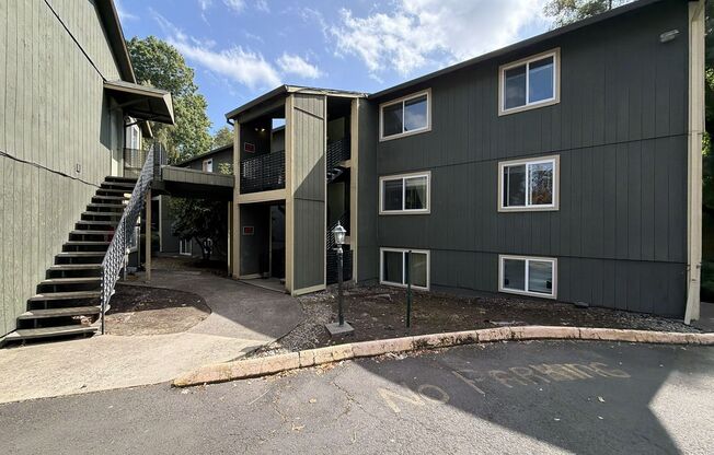 Spacious 1 Bedroom Apartment in Multnomah Village!