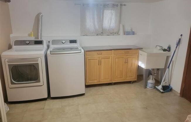 3 beds, 1 bath, 933 sqft, $3,990, Unit 1