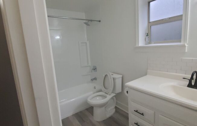 1 bed, 1 bath, 644 sqft, $1,575, Unit 12