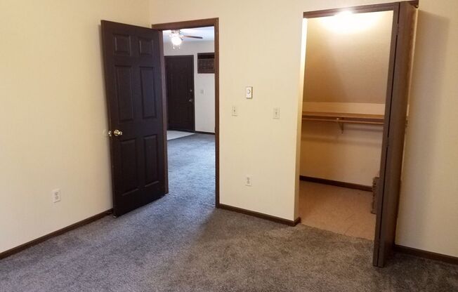 2 beds, 1 bath, $925, Unit 2