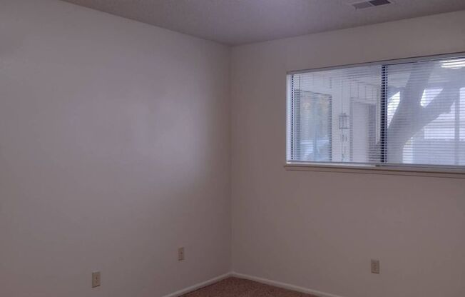 2 beds, 1 bath, 907 sqft, $1,100, Unit B103