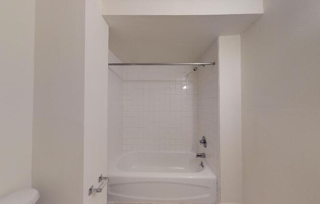 Studio, 1 bath, 284 sqft, $815, Unit B-J