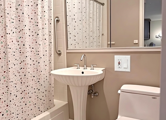 1 bed, 1 bath, 879 sqft, $3,250, Unit 7J