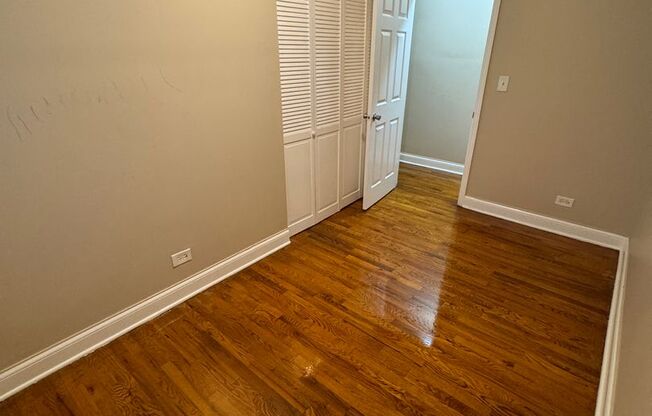 3 beds, 1 bath, $1,300, Unit 4834 #103