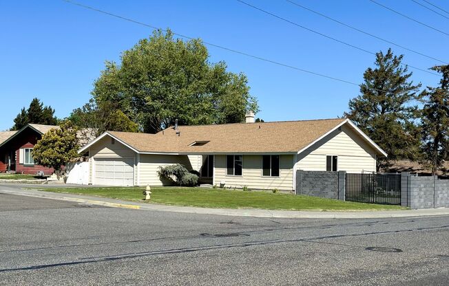 Tasteful 5-Bedroom Home with Dual Primary Suites - Kennewick
