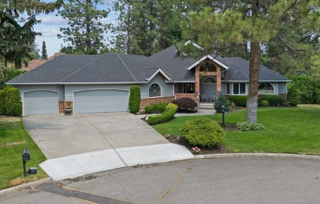602 W BRADFORD CT